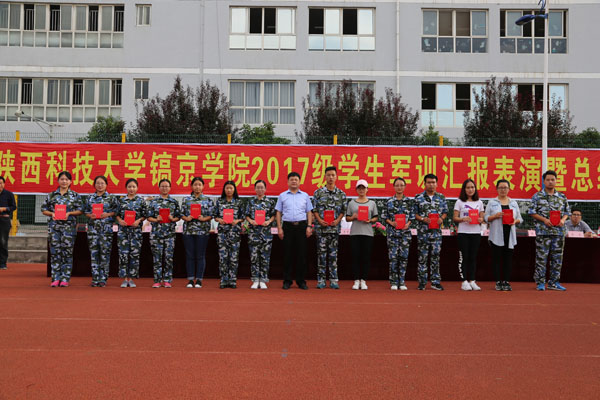 吕超副院长与优秀指导员合影.JPG