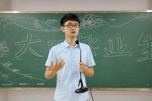 6.陈为明同学发言.JPG