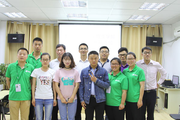 02与企业负责人及学生合影.JPG