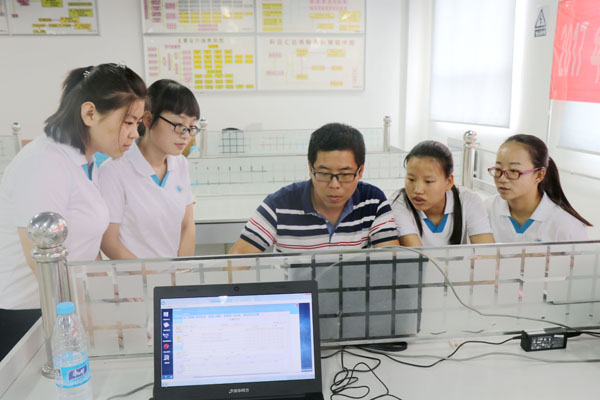2.杨老师为学生做示范.JPG