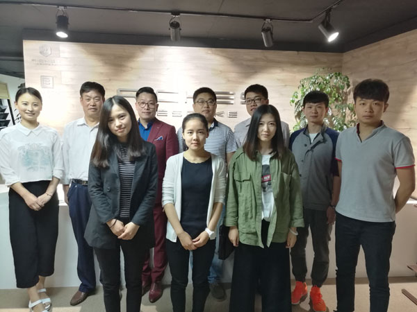 05与企业负责人及学生合影.jpg