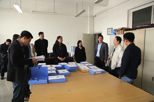 4.专家组查阅资料.jpg 4.专家组查阅资料.jpg