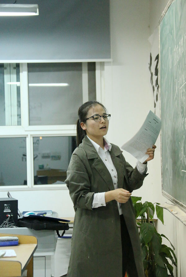 6.班主任为学生讲解习题.JPG