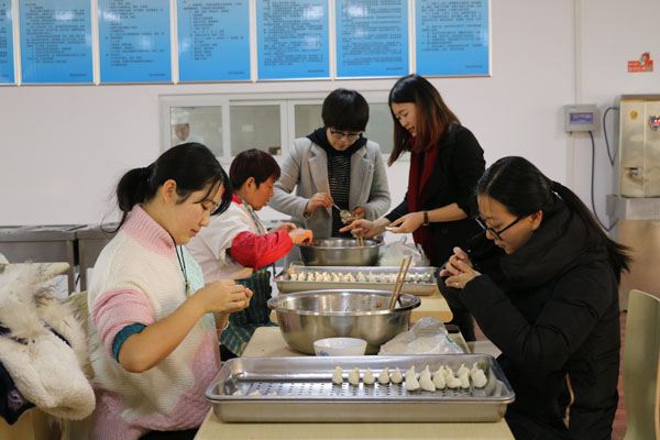 3.老师们认真参与活动.jpg