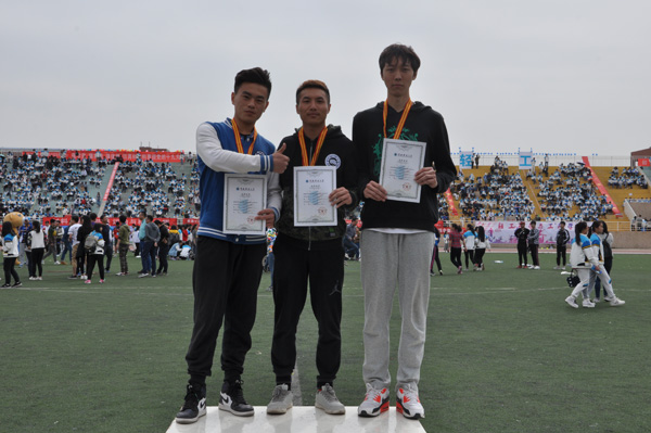 6 男子三级跳远我院拿到前三名.JPG