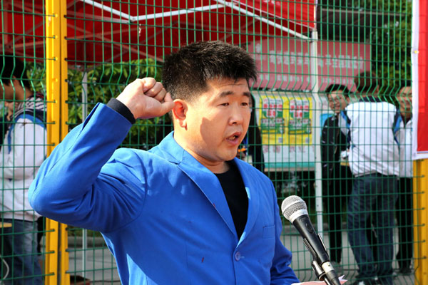 裁判员代表杨顺成老师宣誓.JPG