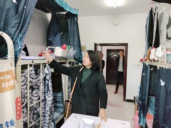 宿舍视察.jpg 宿舍视察.jpg