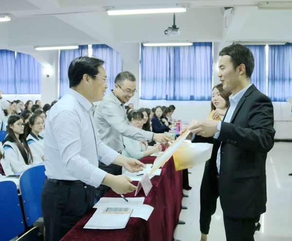 7.郭院长为获奖班级颁奖.JPG
