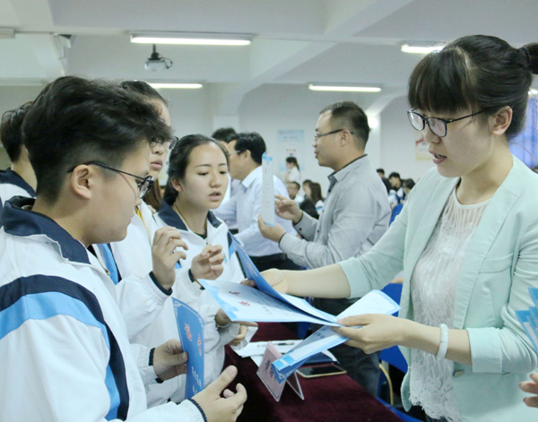 5.王颖老师为获奖学生颁奖.JPG