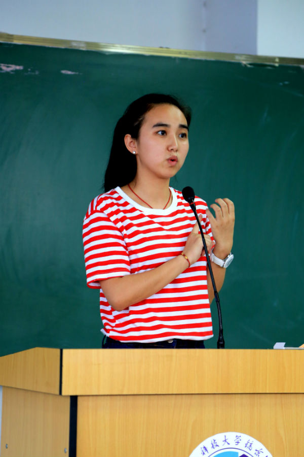 电信学院辅导员代表郭媛媛发言.JPG 电信学院辅导员代表郭媛媛发言.JPG