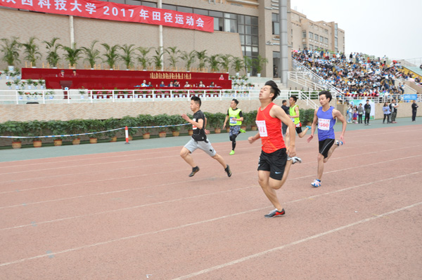 3 冲刺中的运动员.JPG
