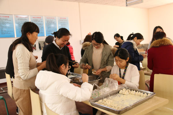 2.老师们积极参与活动.jpg