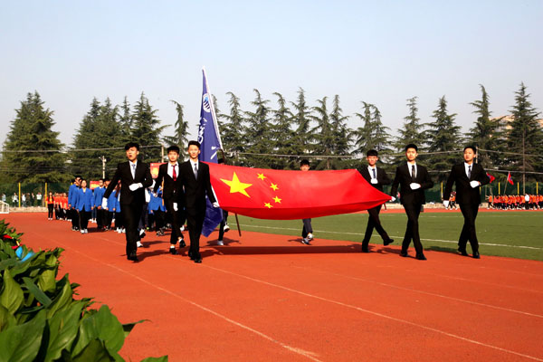 国旗护卫队走过主席台.JPG