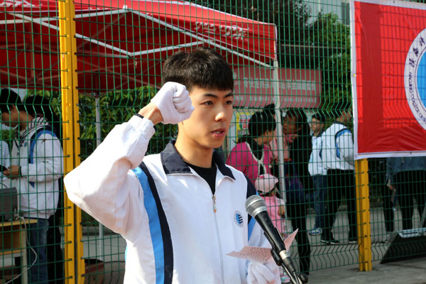 运动员代表张浩同学宣誓.JPG