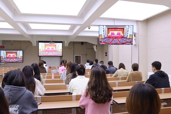 3 会计学院师生集体收听收看党的二十大开幕会直播.jpg 3 会计学院师生集体收听收看党的二十大开幕会直播.jpg
