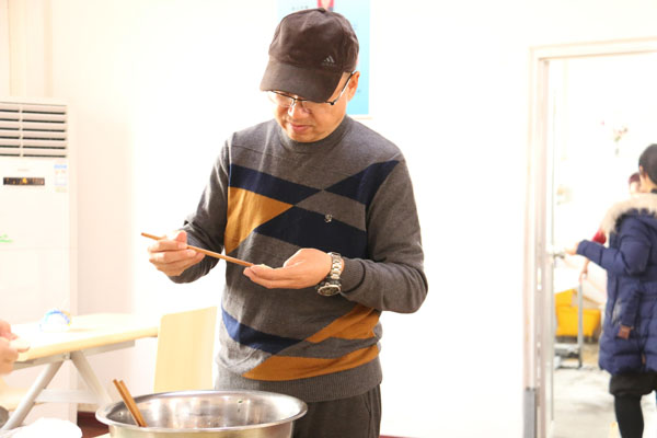 5.刘老师参与包饺子活动.jpg