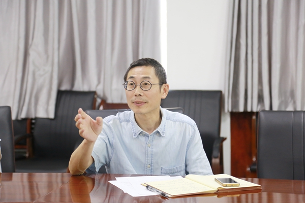 2.刘院长主持会议.JPG