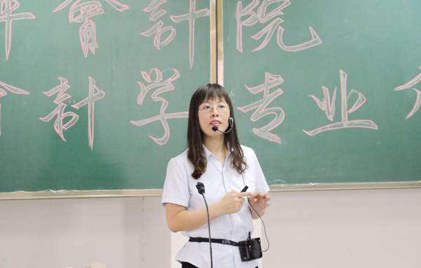 1.马萍萍老师介绍会计学专业.jpg 1.马萍萍老师介绍会计学专业.jpg