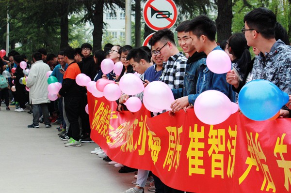 学弟学妹列队欢送学姐学长.jpg