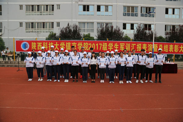 军训团政委黄翠与优秀学员合影.JPG