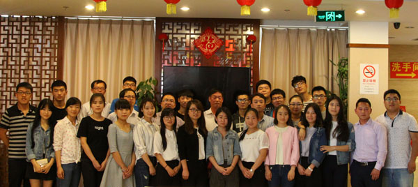 09上海学生老师座谈会合影.jpg