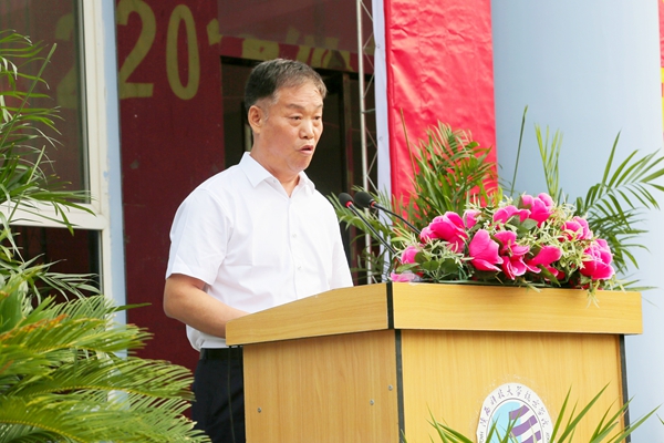 3.常务副院长贾争现主持会议.jpg