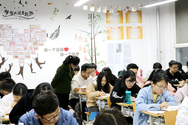 4.班主任与学生共同学习.JPG 4.班主任与学生共同学习.JPG
