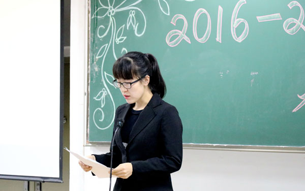 3.王颖老师宣读获奖名单.jpg