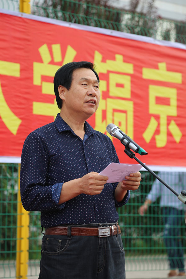 副院长南社社老师主持会议.JPG