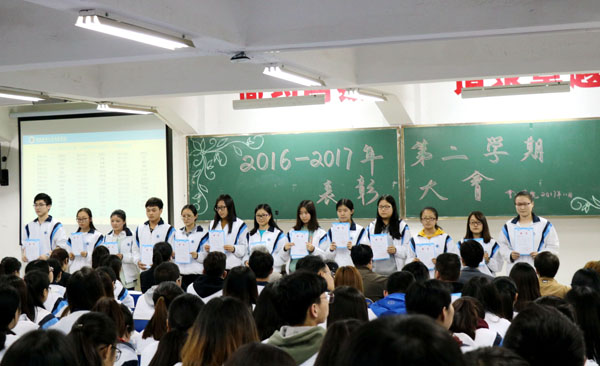 5.获奖学生接受表彰.jpg