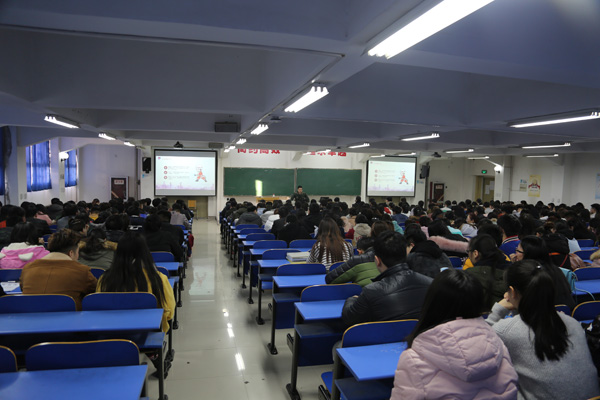 消防人员细致讲解.JPG 消防人员细致讲解.JPG