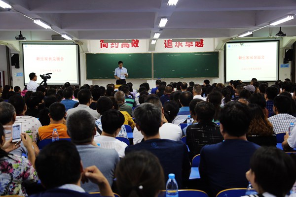 1鹿龙老师主持见面会.jpg 1鹿龙老师主持见面会.jpg