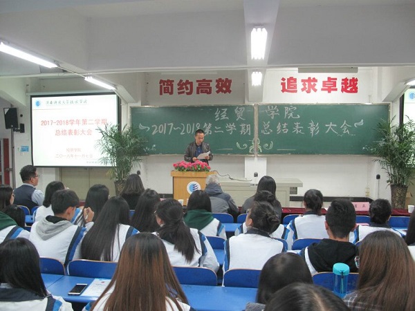 3董亚老师颁奖.jpg 3董亚老师颁奖.jpg