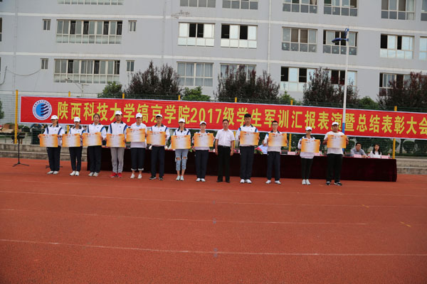 贾争现院长与优秀连队代表合影.JPG