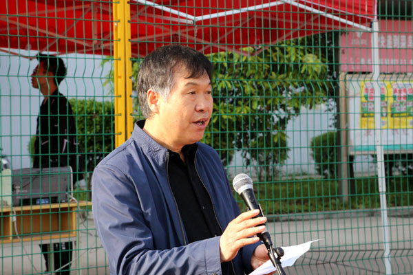 副院长南社社老师主持会议.JPG