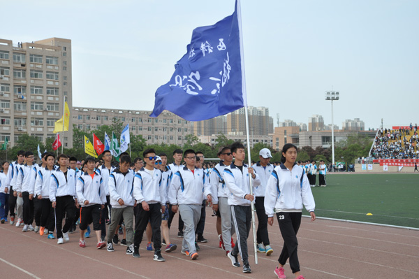 10我院运动员方阵参加闭幕式.JPG