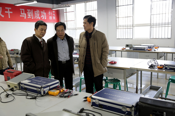 4专家组考察实验室.JPG
